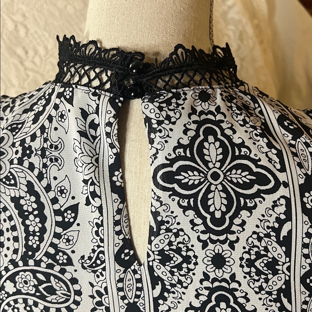 Iz Byer black and white Lace sleeveless top. - Picture 5 of 10